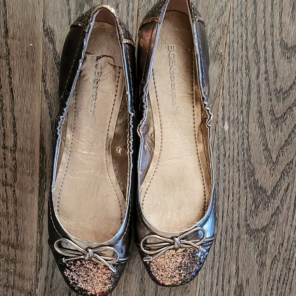 New BCBG generation womens size 6.5 sparkly gold/chrome color flats